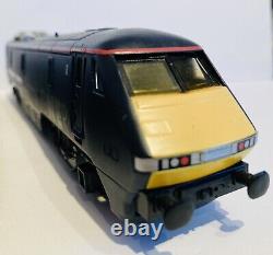 Hornby OO GNER 225 train pack. With Directional LED Cab Lights And Coach Lights